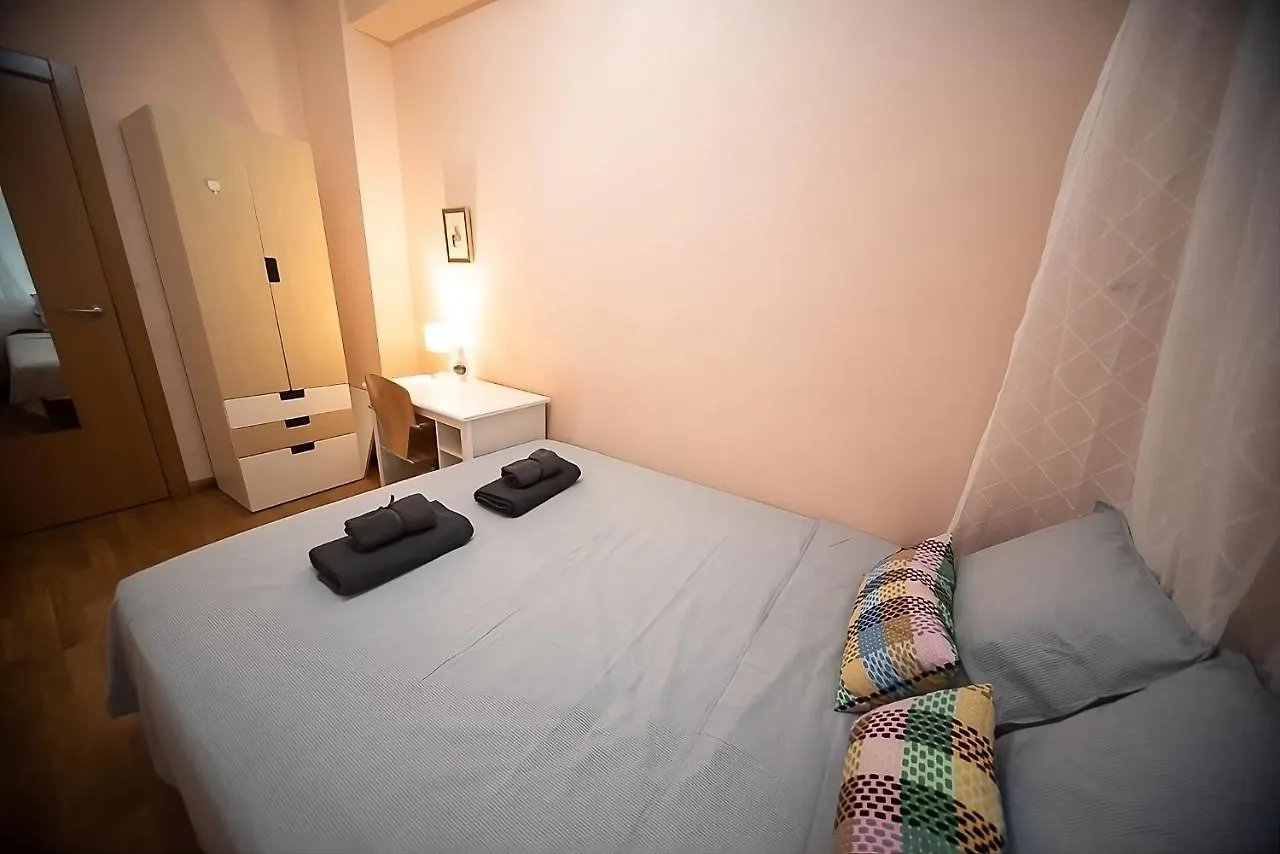 Hostel Traditional Rooms In Eixample Barcelona
