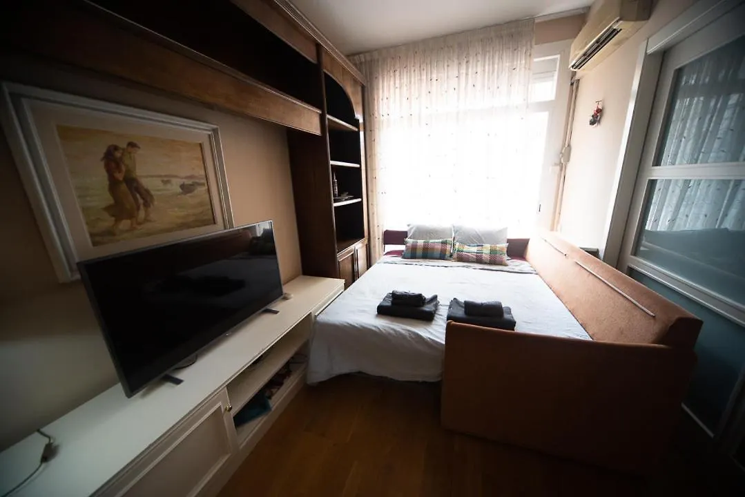 Traditional Rooms In Eixample Barcelona Hostel