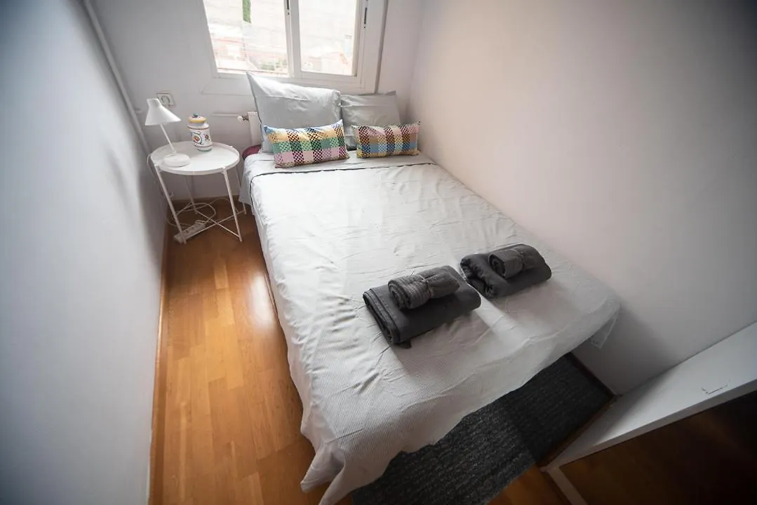 Traditional Rooms In Eixample Barcelona Hostel