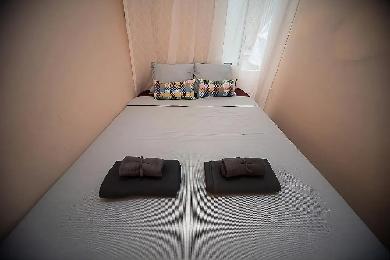 Hostel Traditional Rooms In Eixample Barcelona